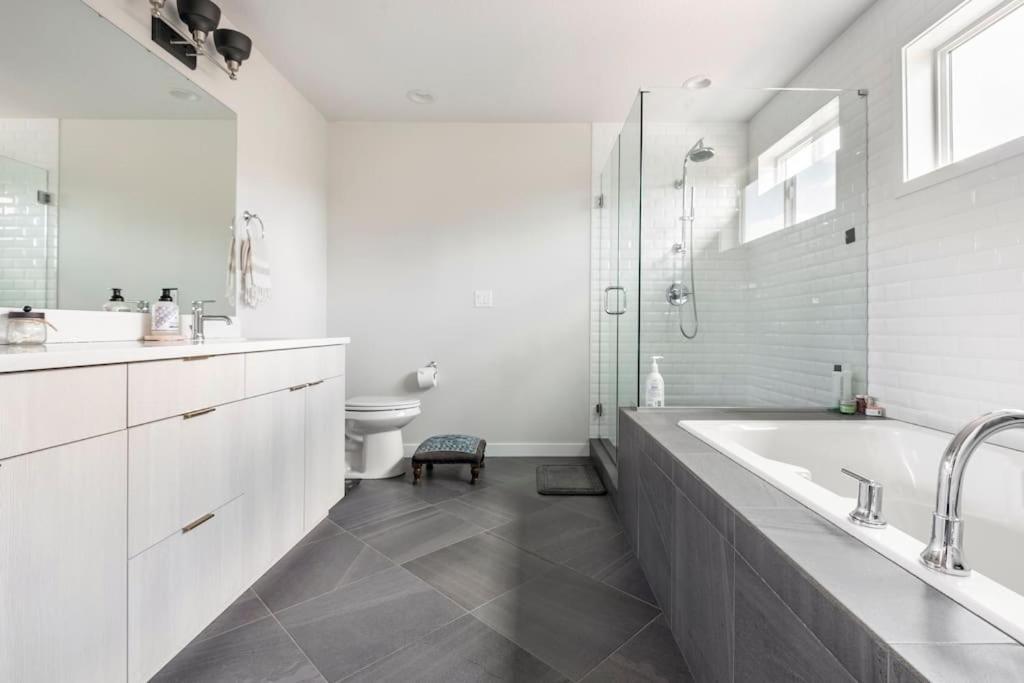 Comfy Family Home, Walkable Neighborhood + Patio! Portland Kültér fotó