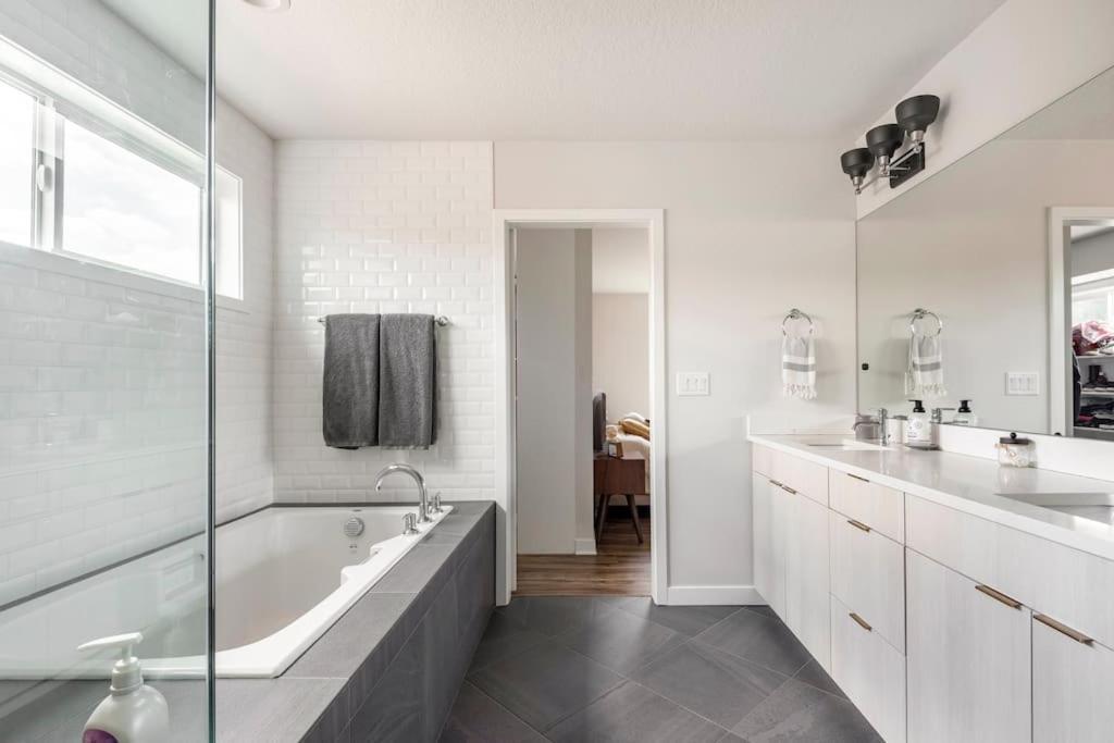Comfy Family Home, Walkable Neighborhood + Patio! Portland Kültér fotó